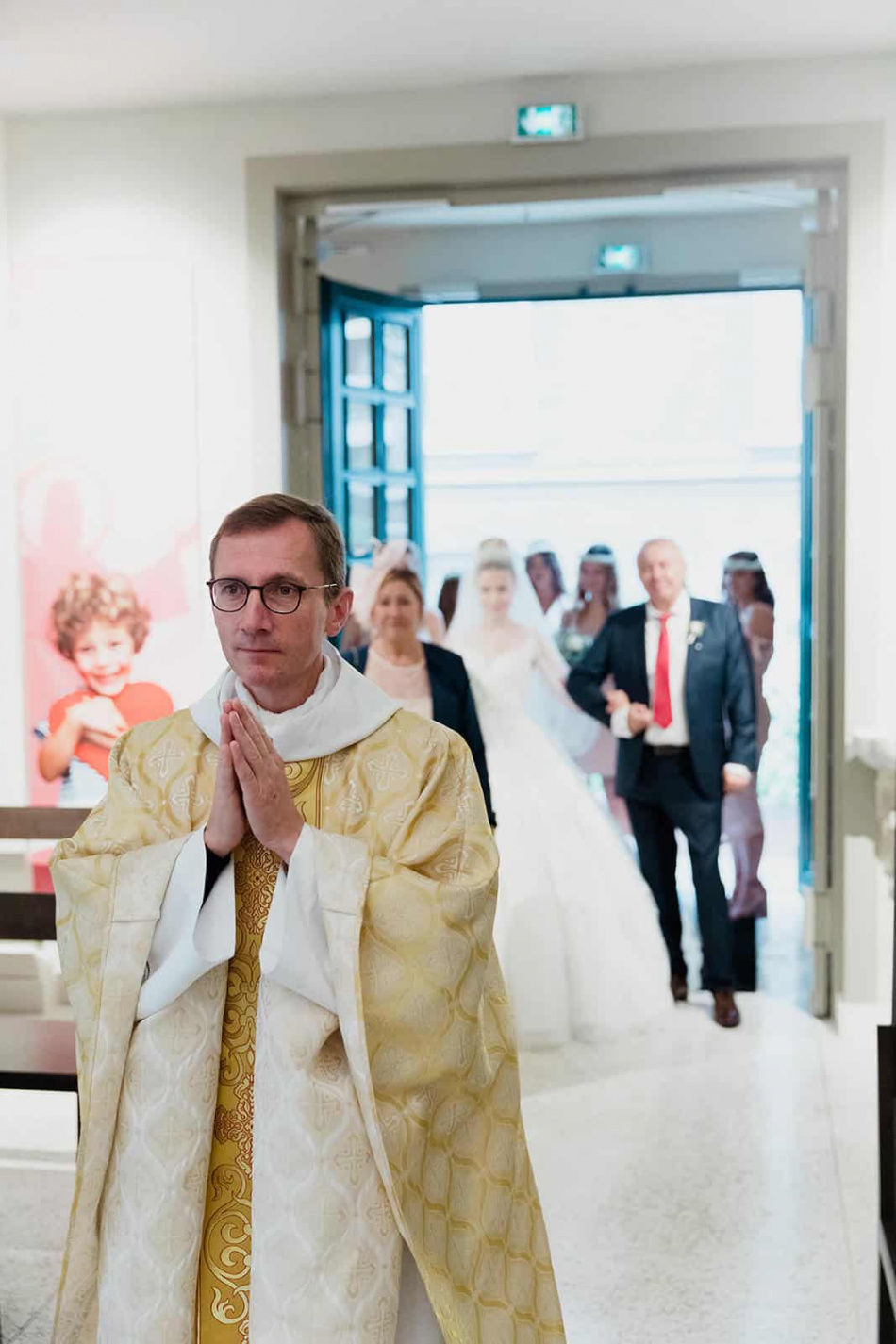 Le prêtre ouvre la marche