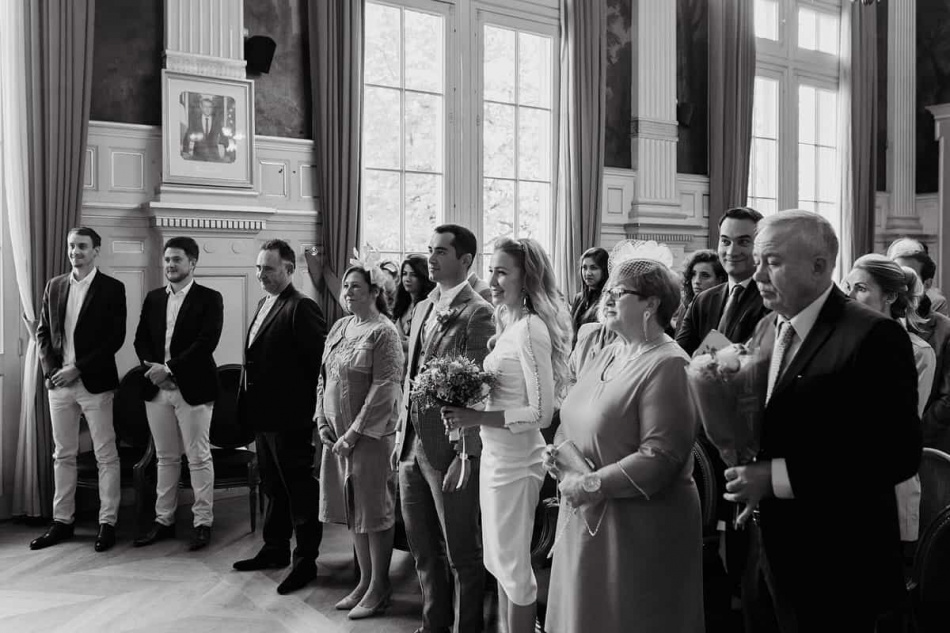 Les mariés attendent d'être marié officiellement