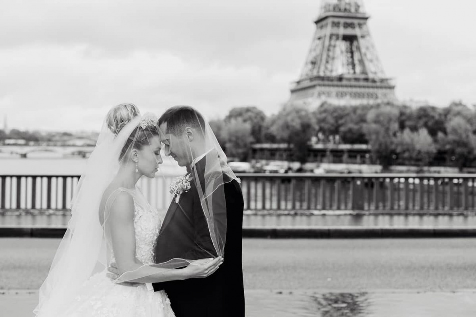 Les mariés devant la tour eiffel