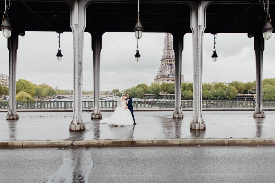 Les mariés posent devant la tour eiffel à paris