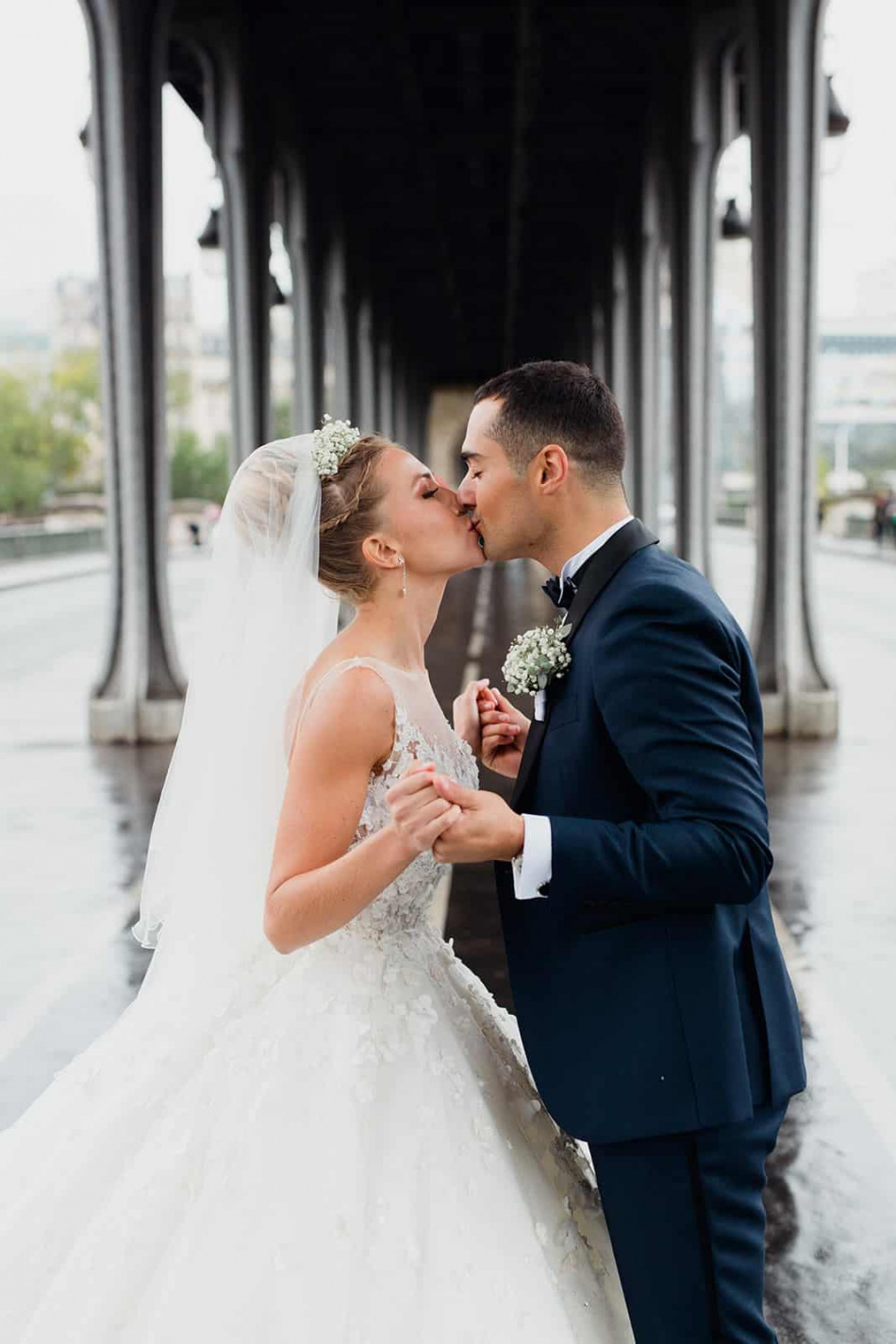 Les mariés s'embrassent sous le pont à bir hakeim