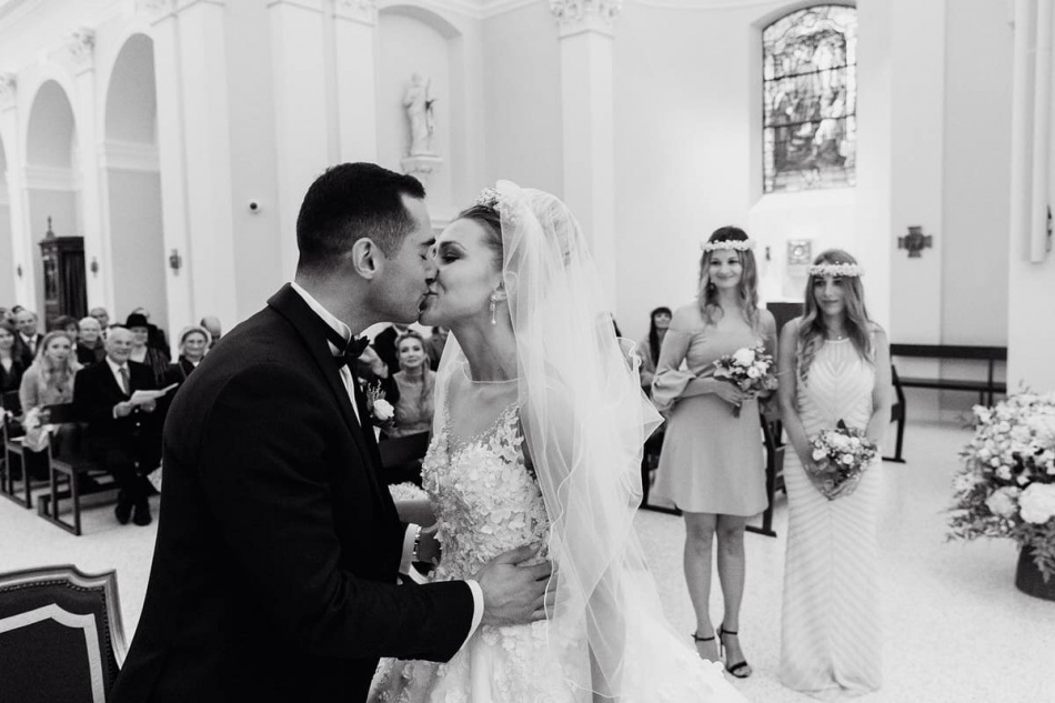 Les mariés s'embrassent à l'église