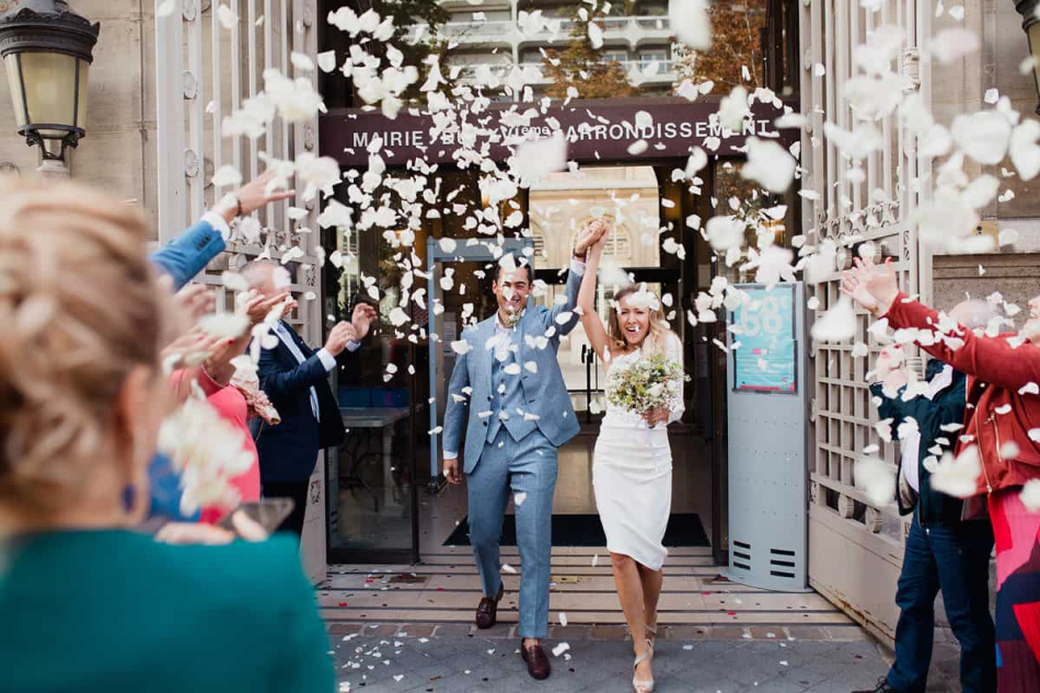 Sortie des mariés sous les cotillons