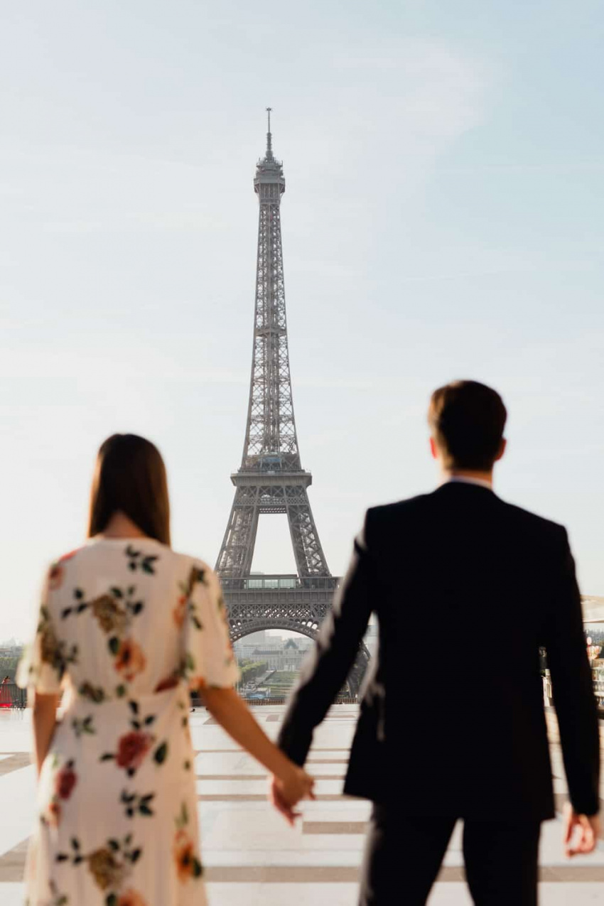 Les amoureux profite de la sublime vue de la Tour Eiffel
