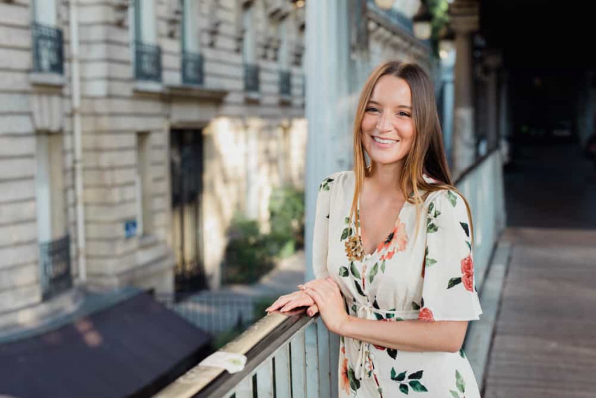 elle sourit et prend la pose pour la photo