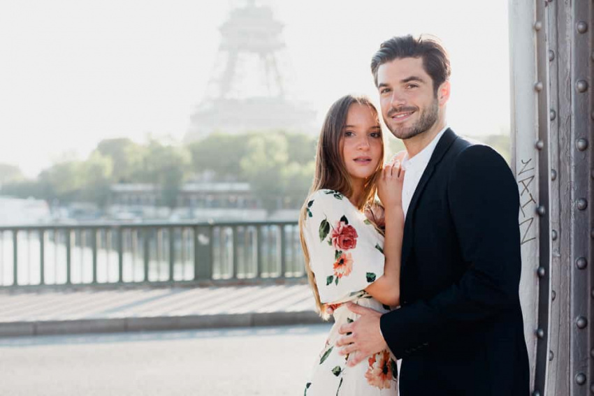 Photoshoot couple devant la Tour Eiffel