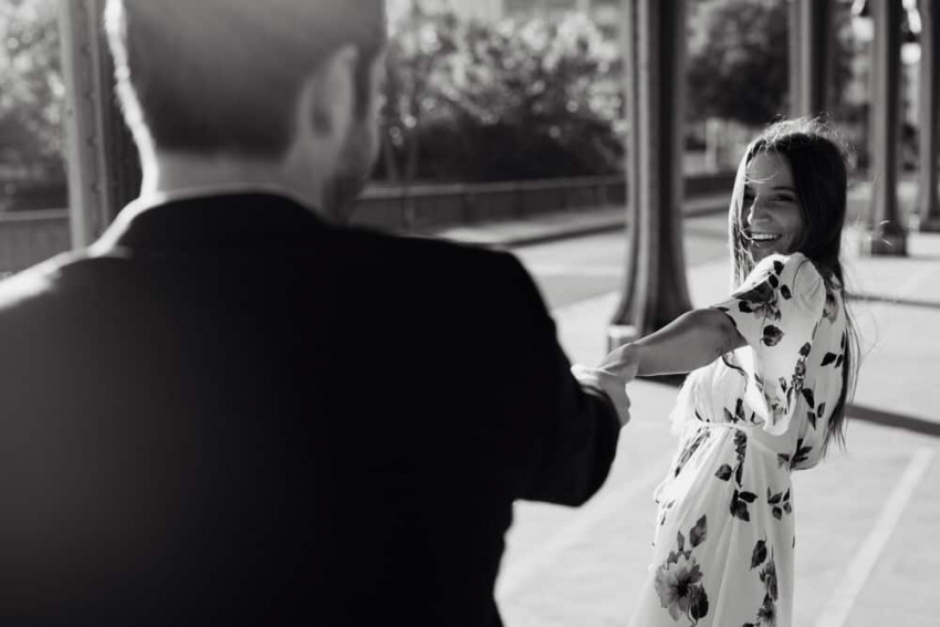 elle le tire par le bras et éclate de rire