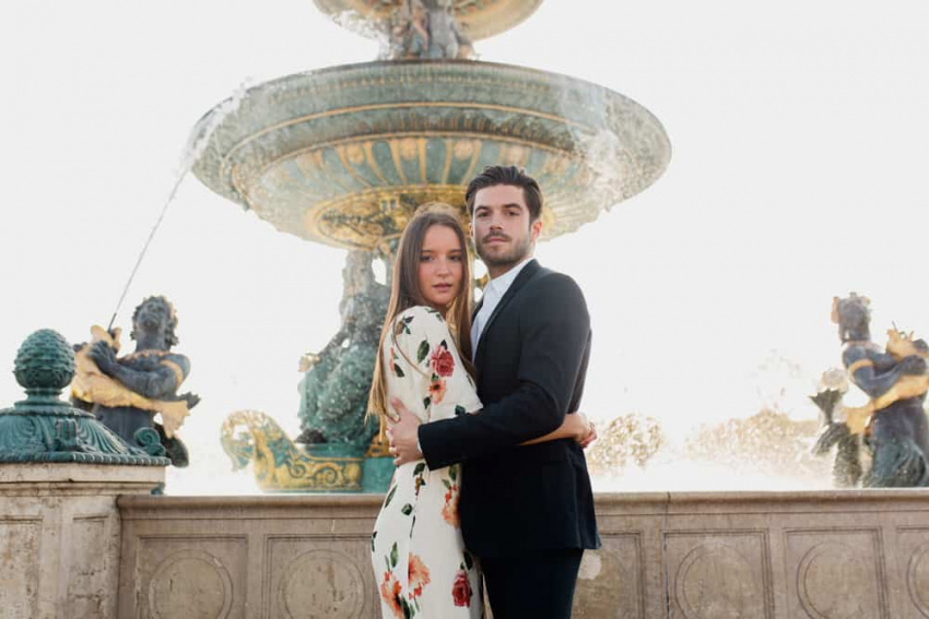 Le couple devant les fontaines de la Concorde