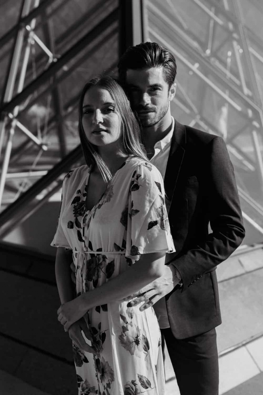 Les amoureux posent devant la pyramide du Louvres