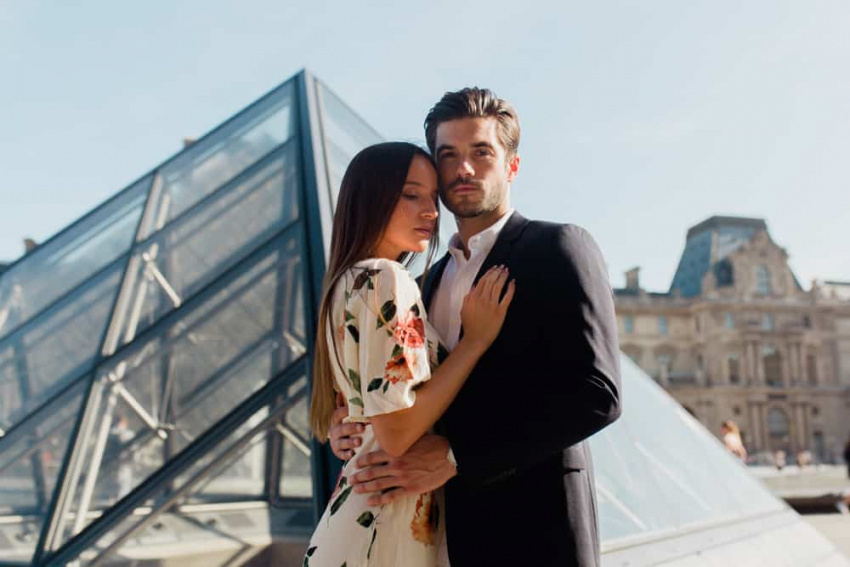 séance photo couple paris devant les pyramides du Louvres