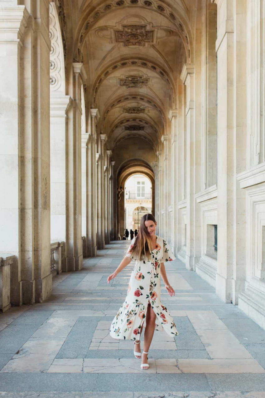 Elle danse Aux Louvres