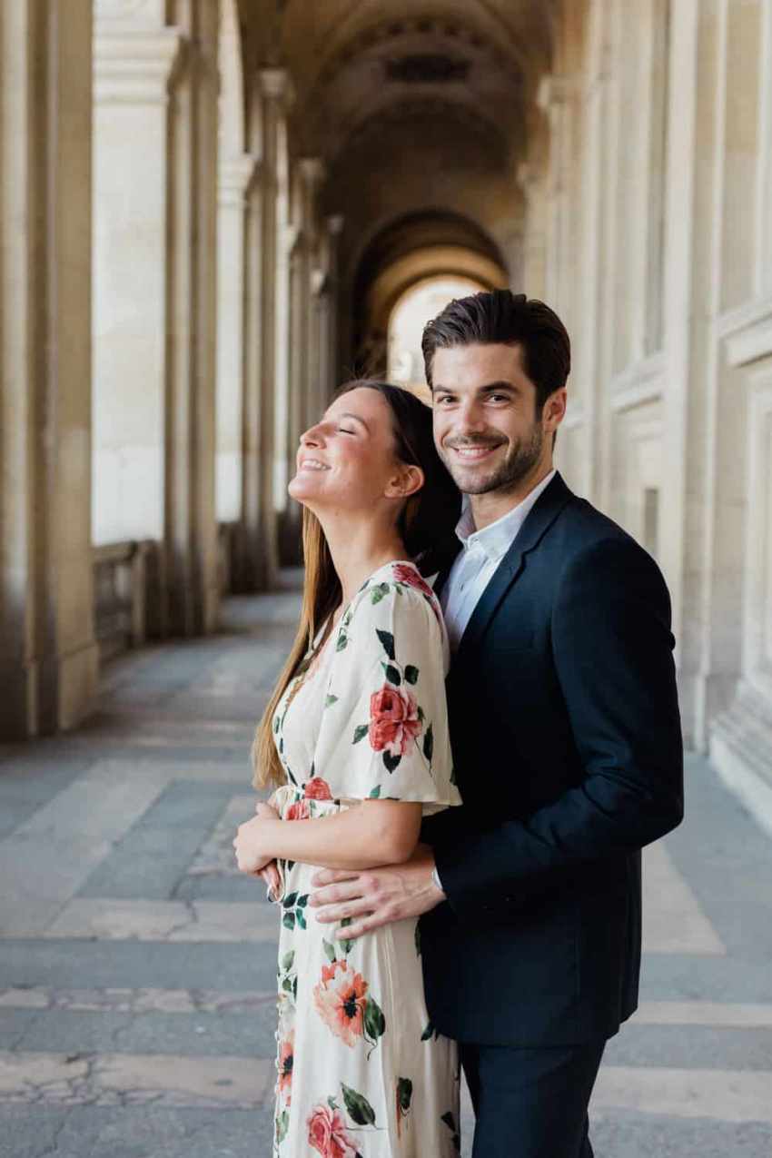 Ils s'amusent beaucoup pendant la séance photo de couple