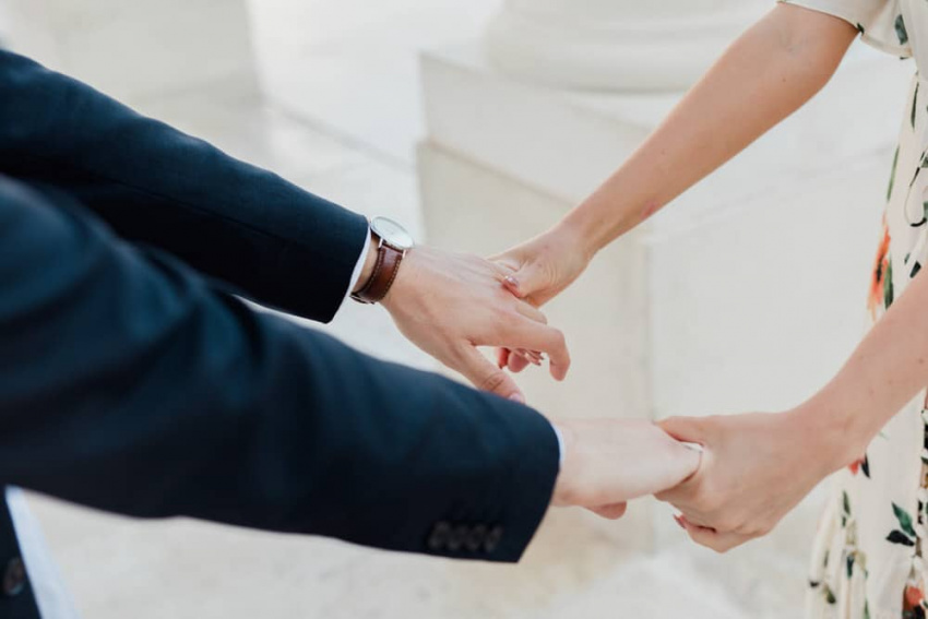 Gros plan sur les mains du couple