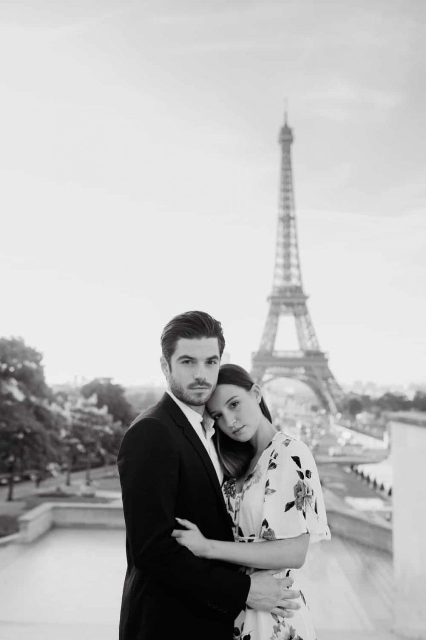 Couple posant devant la Tour Eiffel