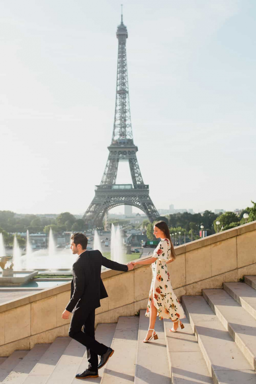 Le couple au trocadéro devant la Tour Eiffel