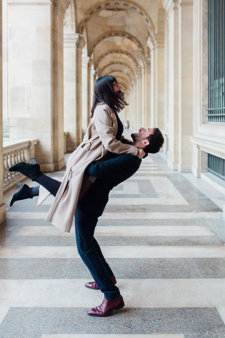 le couple s'amuse beaucoup pendant la séance de couple à paris