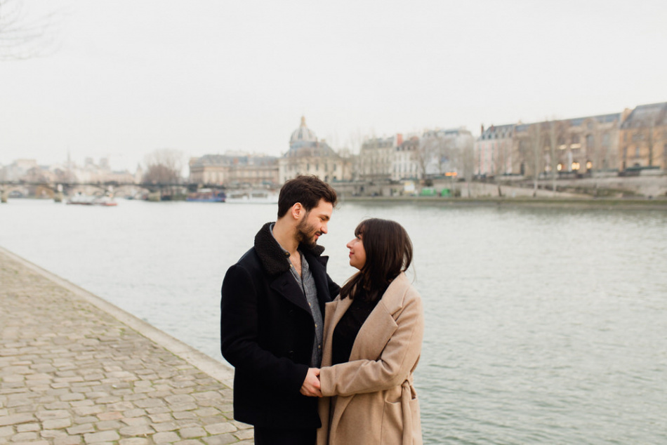 séance couple dans la capitale de l'amour
