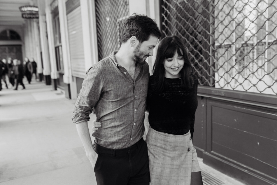 le couple marche tranquillement