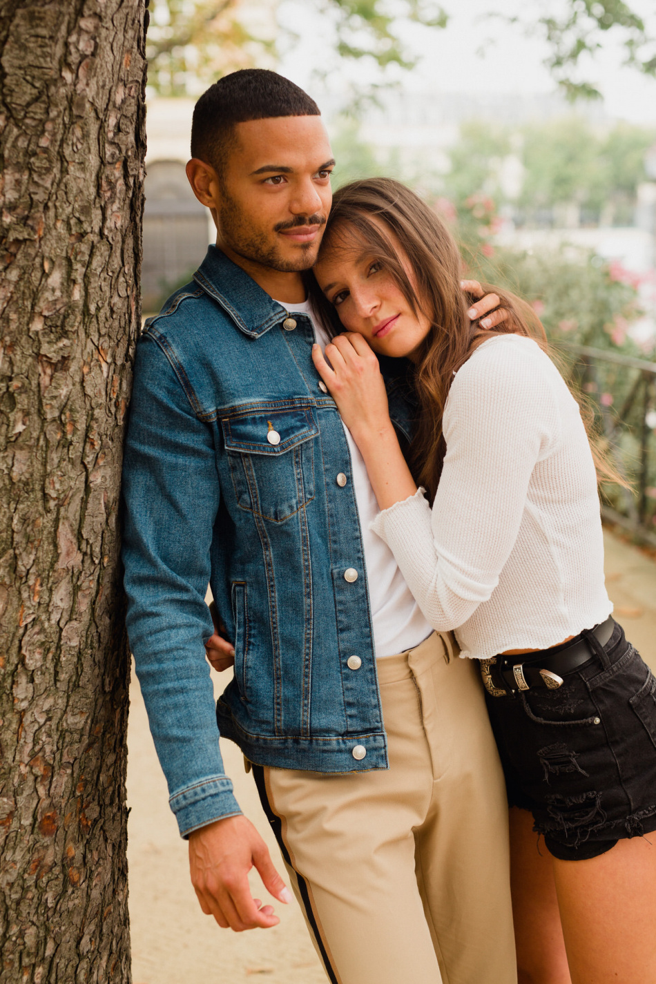 Photo naturelle de couple dnas un parc