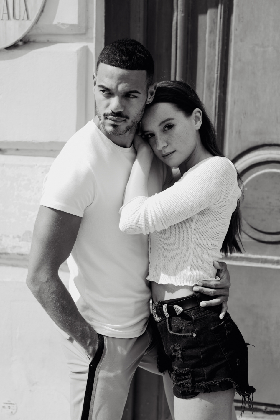 Un couple dans les rues parisiennes