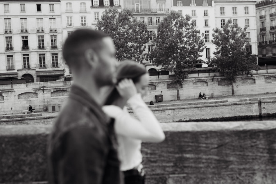 couple parisien qui se balade